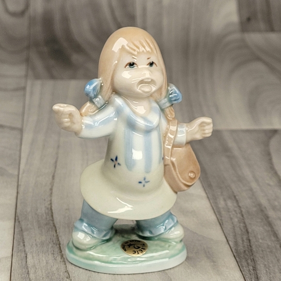 Mirete Porcelain Figurine Girl Yelling Playing Dress Up 4" Made In Spain - Picture 7 of 13